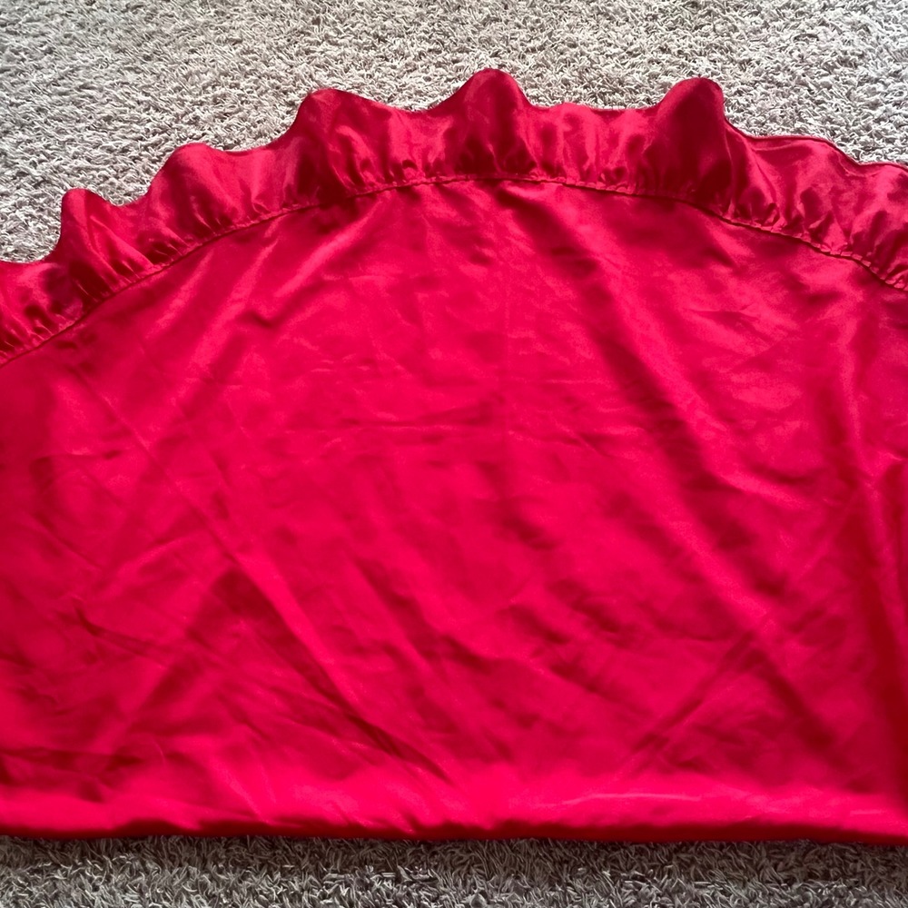 Red Ruffled Round Tablecloth 70‎ Inch Satin Finish Polyester Holiday Decor - Picture 5 of 6